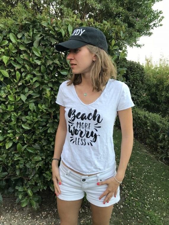 “Beach More, Worry Less” Camiseta de Algodón Orgánico