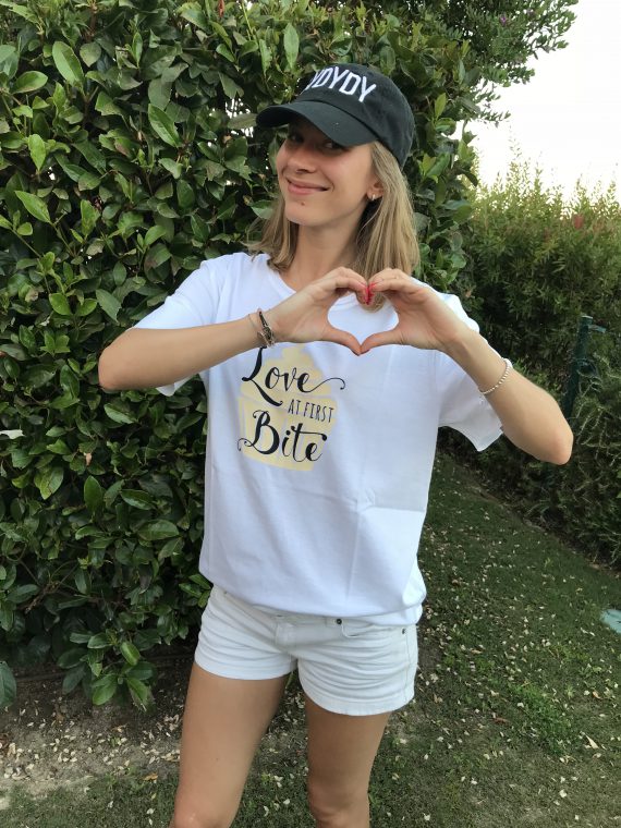 “Love at First Bite” Camiseta Algodon Organico